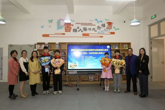 “狼神爷”的传说在承平镇四里 八乡一带传播甚广，听说在他出生避世那一天，双亲不幸被狼群咬死，他被母 狼叼往扶养长年夜，最后被猎人射杀 而死，以后冤魂捣蛋